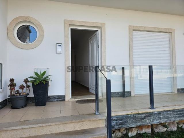Maravilhoso apartamento T2. #Condomínio privado #Piscina #Jardim #churrasqueira #Garagem com box fechada #Vista desafogada #Praia de São Martinho do Porto #Próximo dos serviços #Zona calma #Natureza #Fáceis acessos