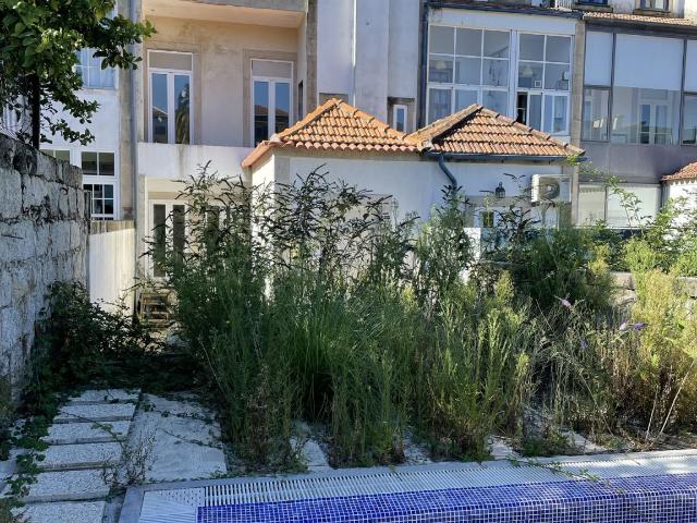 Maravilhoso edifício histórico situado numa das ruas mais conhecidas do Porto