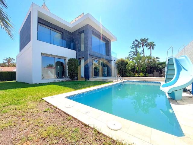 Maravillosa villa con diseño moderno en una ubicación de ensueño con piscina climatizada