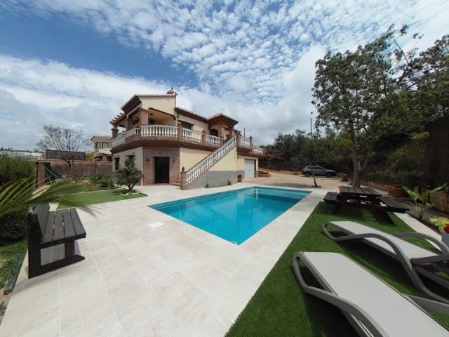 Maravillosa Villa con vistas al mar y buen acceso en Algarro. 291m² Algarrobo
