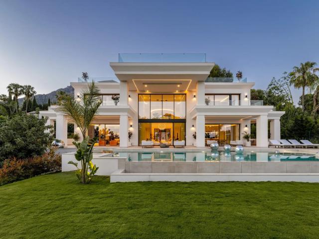Maravillosa villa de cuatro niveles con vistas impresionante. 1454m² Marbella