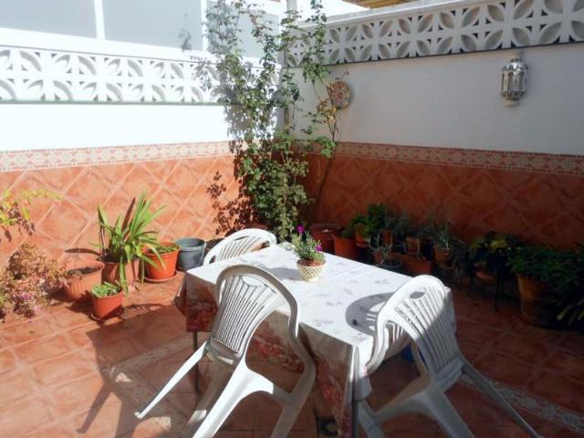 MARAVILLOSA CASA ADOSADA CON ESTUPENDO PATIO ANDALUZ