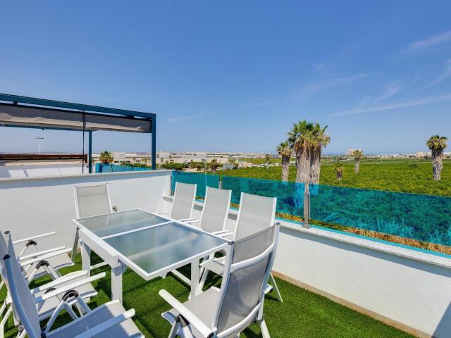 Maravillosa casa adosada moderna construida en 2022, aprox. 98 m2 + terrazas con 3 dormitorios, 3 baños, amplia terraza en la azotea y gran piscina comunitaria