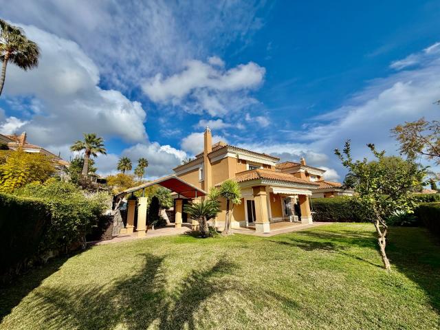 Maravillosa casa pareada situada en primera línea de golf en. 280m² Marbella
