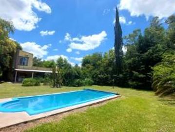 Maravillosa Casa quinta con amplio terreno y pileta a la venta Permuta