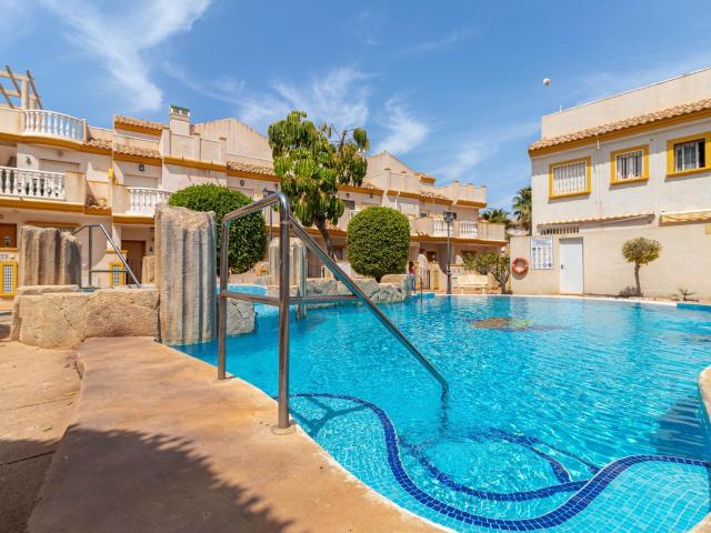 Maravilloso Adosado en Cabo Roig ¡Tu Refugio en la Costa Blanca! Orihuela costa