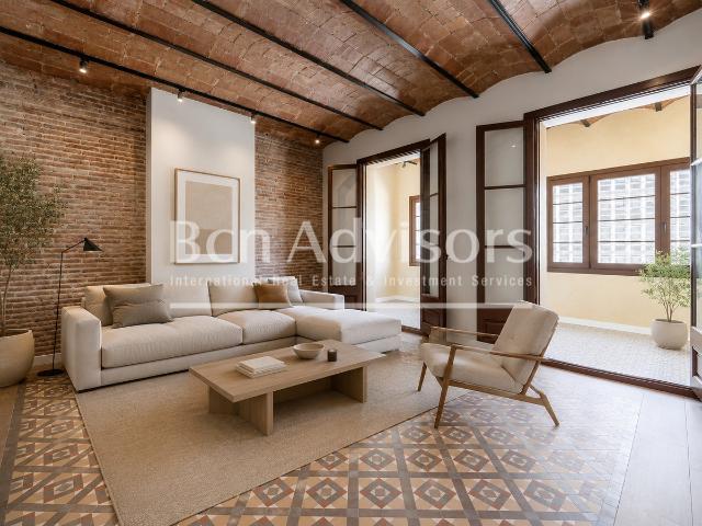 Maravilloso apartamento renovado con elementos originales en el corazón de Barcelona