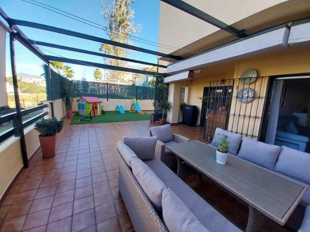 MARAVILLOSO BAJO DE 2 HABITACIONES Y 2 BAÑOS, EN ESTEPONA