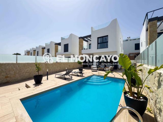 Maravilloso chalet independiente con piscina privada a 800m de las playas de Punta Prima, Orihuela Costa, Alicante