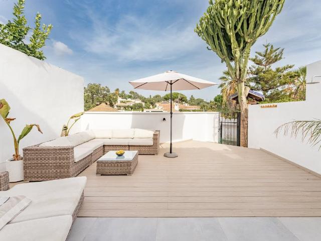 Marbella Este, centro de Elviria. Venta de casa adosada fant. 144m² Elviria