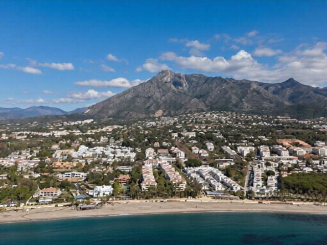 Marbella Golden Mile | Apartamento En Primera Línea De Playa Con Terraza En Las Cañas Beach