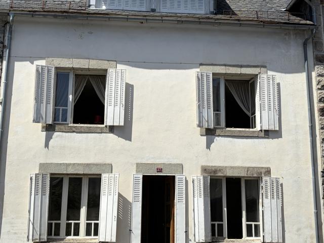 Marcenat centre Jolie maison de 118 m2 avec 15 427 m2 de terrains au cœur du Cézallier