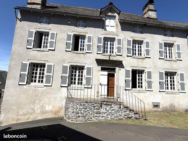 MARCENAT – Maison de maître de caractère de 220 m² avec jolie vue sur la campagne et terrain de 943 m²