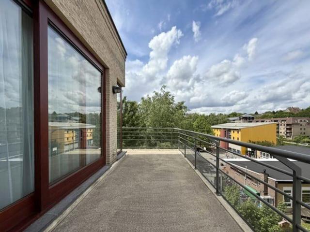 Marcel Thiry area 2 bedroom apt. with terrace and parking
