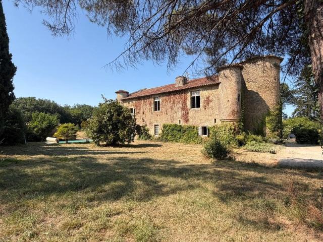 MARCIAC 32: ancienne SEIGNEURIE avec BEAU CHATEAU XIV sur 3,5ha, cachée, au bout du chemin, sans voisin, en campagne, 500m2 habitables, piscine chauffée, découvrez les riches heures des seigneurs