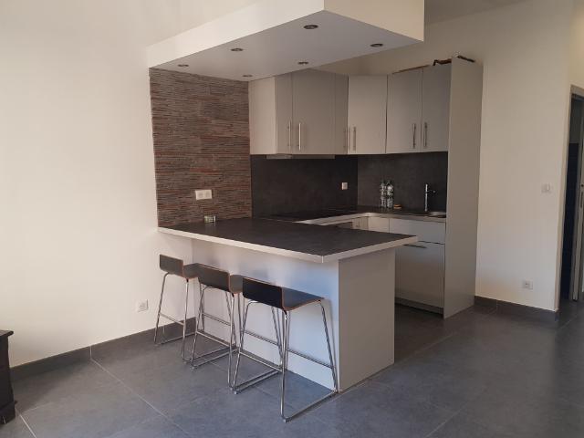 Marignane centre ville appartement de type 2 + terrasse entièrement refait avec matériaux de luxes