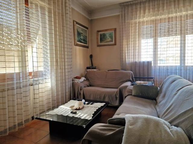 Marina di Massa, centro e a 200 m dal mare, appartamento al primo piano composto da ingresso, sala, cucina, disimpegno, due camere matrimoniali, bagno