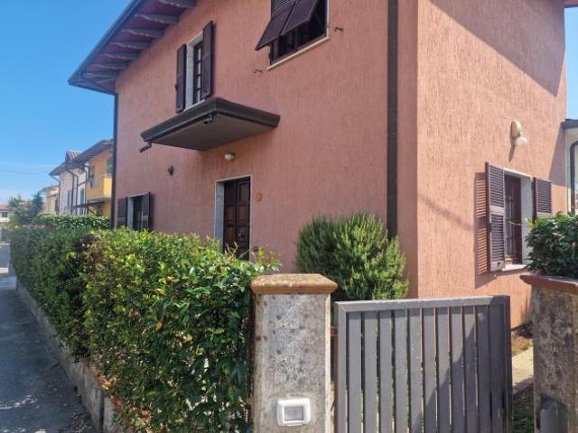 MARINA DI MASSA, periferia vicino al mare, proponiamo porzione di villa bifamiliare con giardino privato su tre lati. Si compone di soggiorno, ampia c