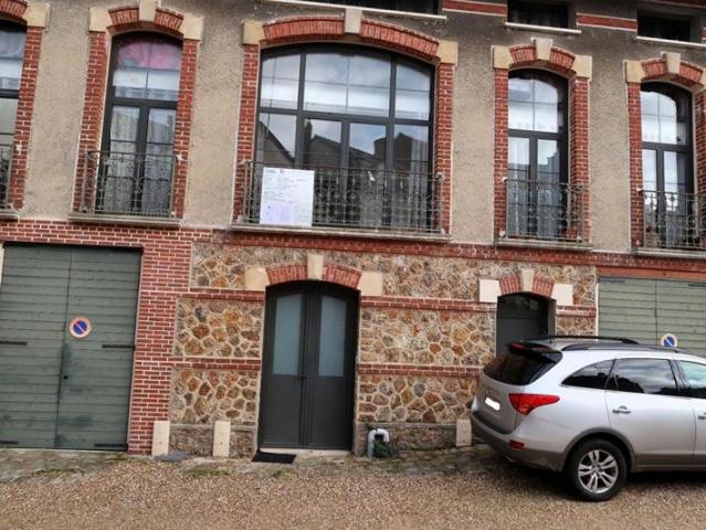 MARINES MEME. DANS UN TRES BEAU BATIMENT: MAISON DE VILLE