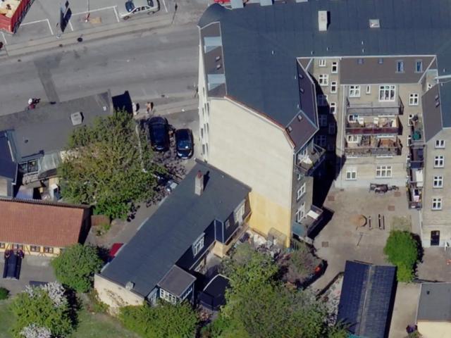 Markant hjørnebutik beliggende på Valby Langgade 49B, st ved Tingstedet