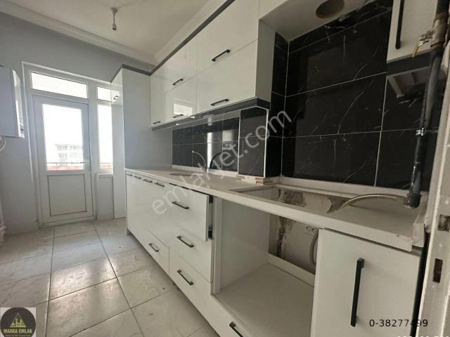 Marka'dan Merkez'de Bakımlı Masrafsız Satılık 3+1 Daire