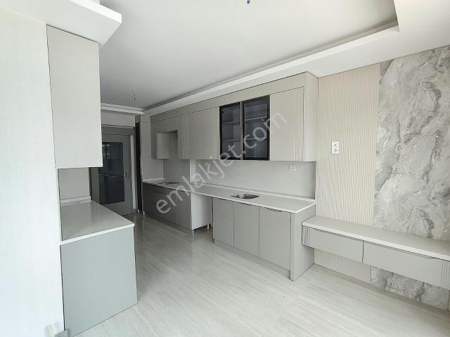 Marka/susuz Cadde Üzeri Kapalı Otoparklı Site İçi 4+1+1 Daireler