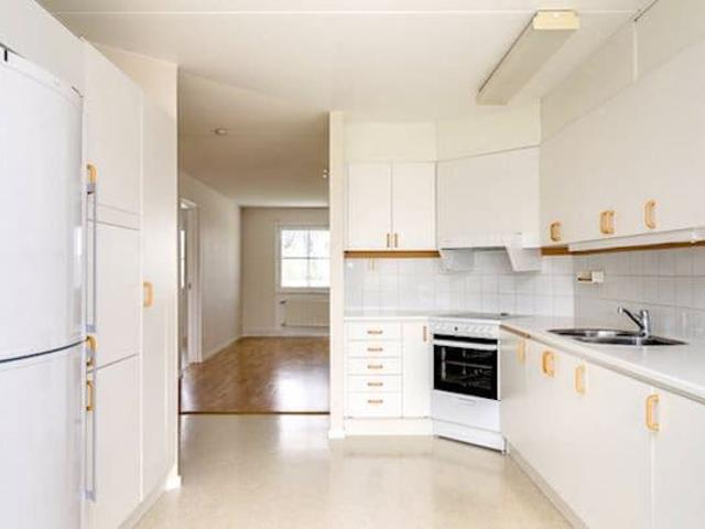 Marmaberget: Nyrustad fräsch fyra i markplan 87 m² 8 381 kr