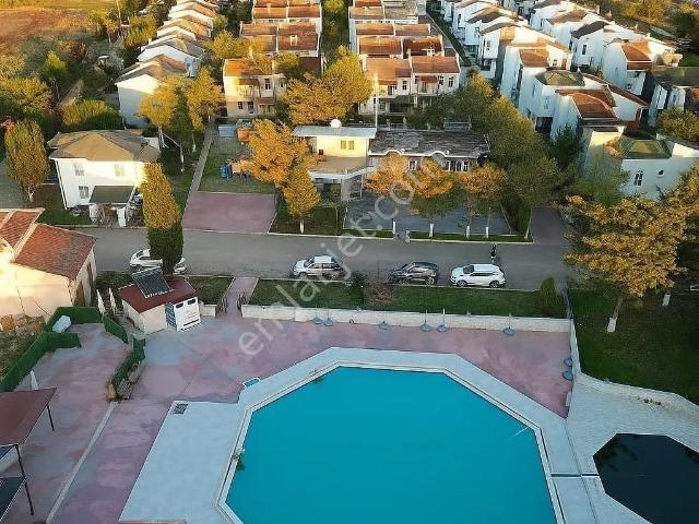 Marmara Ereğlisi Havuzlu Güvenlikli Site İçinde 3+1 Yazlık Villa