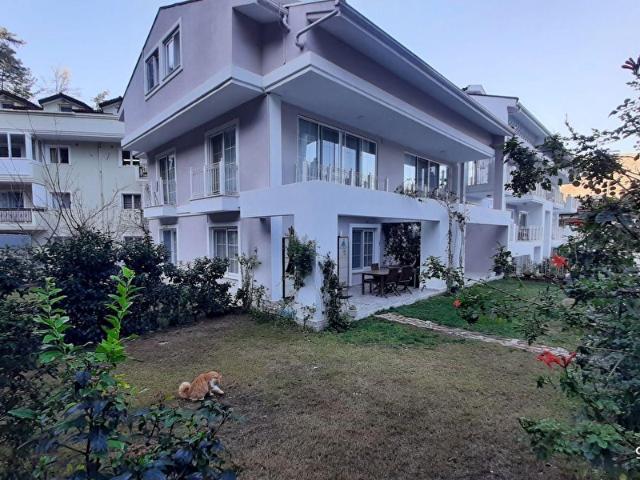 MARMARİS İÇMELERDE HAVUZLU SİTEDE 300 M2 4+1 SATILIK VİLLA