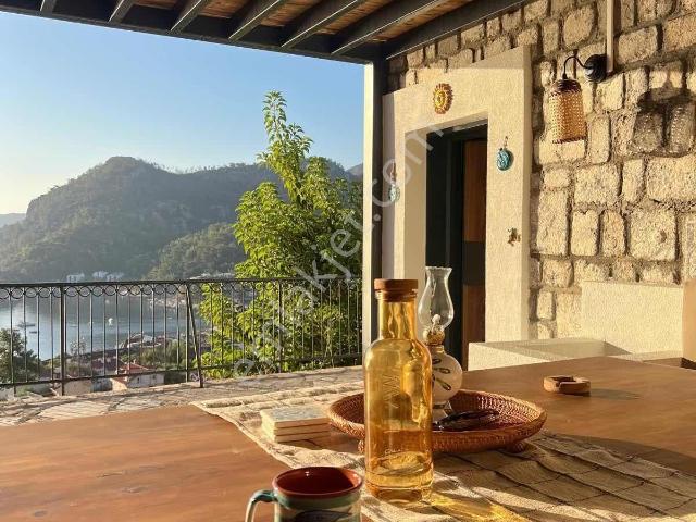 Marmaris Turunç'ta Deniz Manzaralı Havuzlu Teraslı 1+1