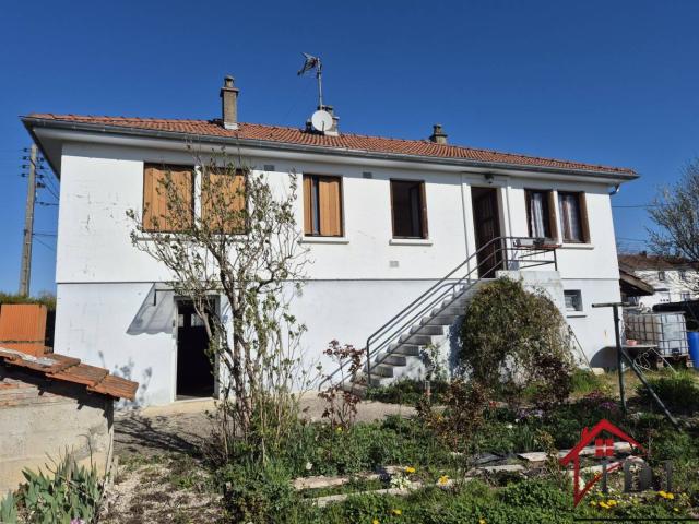 MARNAVAL, maison sur sous sol à conforter avec 3 chambres + jard