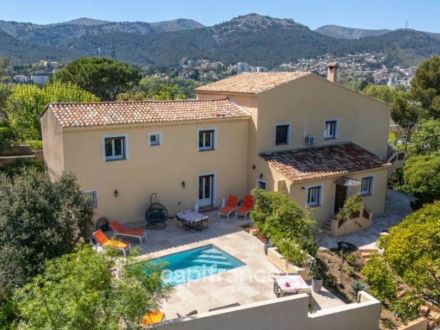Marseille 11ème La Valentine/St Menet, Maison de 300m2 sur un Terrain de 2700m2 avec deux piscines, dépendances et garages