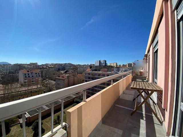 Marseille 13003 Appartement type 2 dernier étage avec large balcon 42 m2