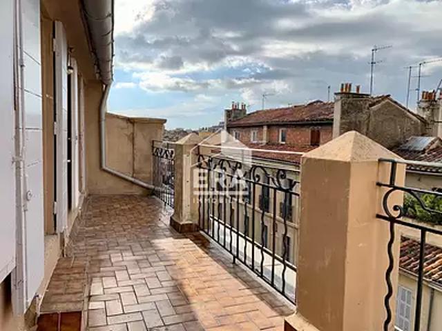 Marseille 1er 13001 Location appartement 2 pièces t2 au dernier étage terrasse
