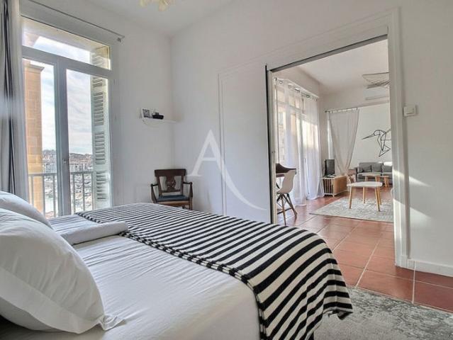 MARSEILLE 2 SECTEUR QUAI DU VIEUX PORT RUE DE LA LOGE APPARTEMENT 4 PIECES TRAVERSANT LUMINEUX ASCENSEUR VUE EXCEPTIONNELLE BELLE HAUTEUR SOUS PLAFOND AU CALME BALCON CAVE