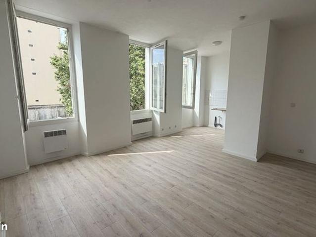 MARSEILLE 7 ème – rue Sauveur Tobelem ENDOUME – GRAND T2 LUMINEUX AVEC VUE DÉGAGÉE