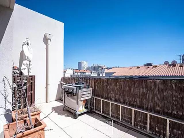 Marseille 7ème 13007 Location appartement 2 pièces t2 au dernier étage