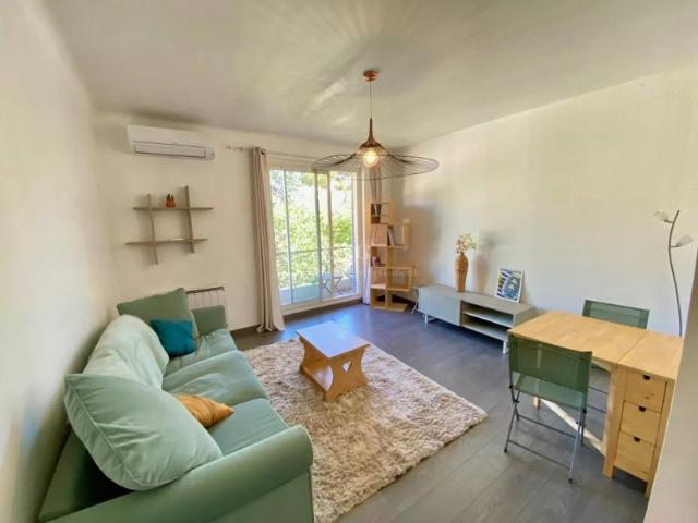 Marseille 8e Périer: Appartement traversant au dernier étage, calme et sans vis à vis