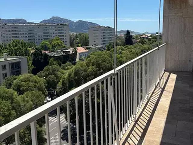 Marseille 8ème 13008 Location appartement 4 pièces t4 au dernier étage terrasse