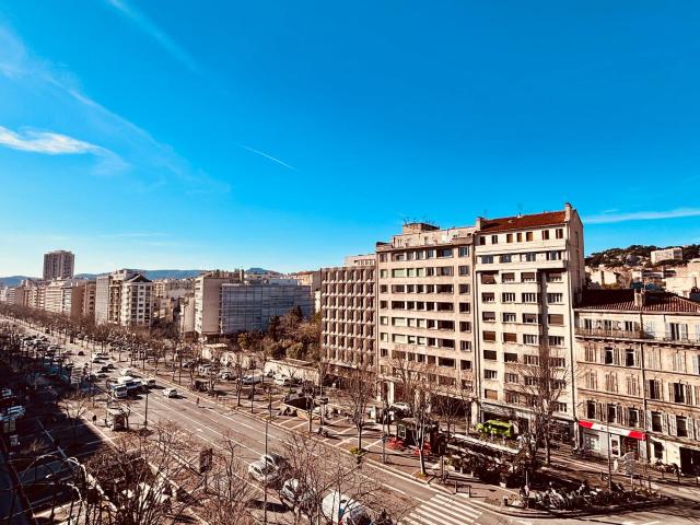MARSEILLE PRADO 13008 TYPE 4 ETAGE ELEVE 108,81m2LC TRAVERSANT DOUBLE BALCONS