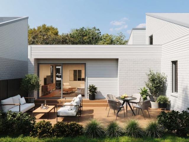 Master Bed & Ensuite Downstairs & Up With Garaging