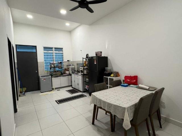 Master Bedroom 2 kosong
