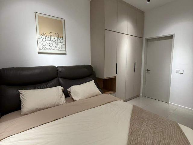 Master bedroom w carpark/co living