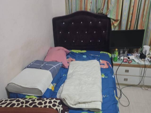 Master bedroom with attached bath, AC, free Wi Fi. No pub. You can cook. 1 spot available