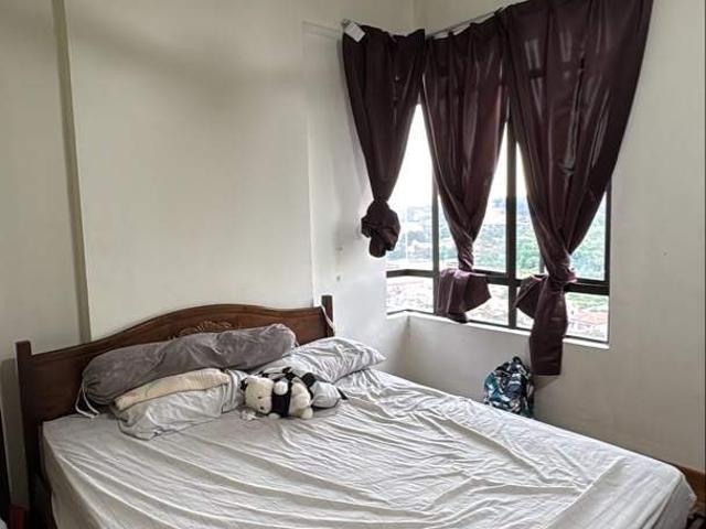 Master bedroom with KLCC and Rivercity as a view for rent