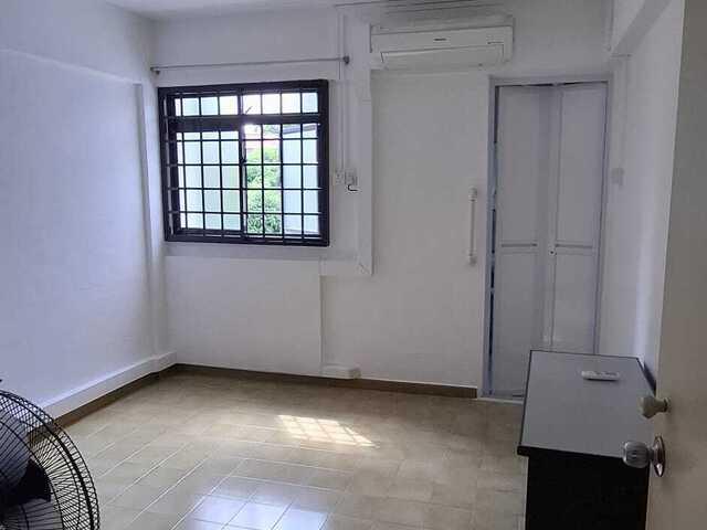 Master bedroom at blk 112 Hougang Ave 1 for