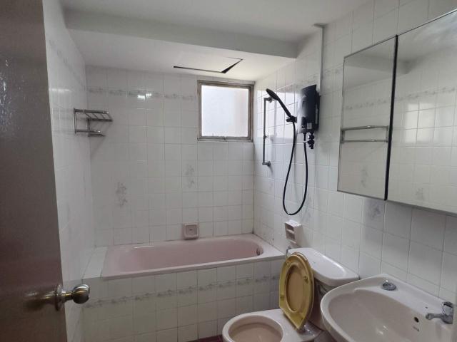Master Bedroom at Shang Villa Kelana Jaya Free WiFi Walking to LRT 1 & 3Speacial offer