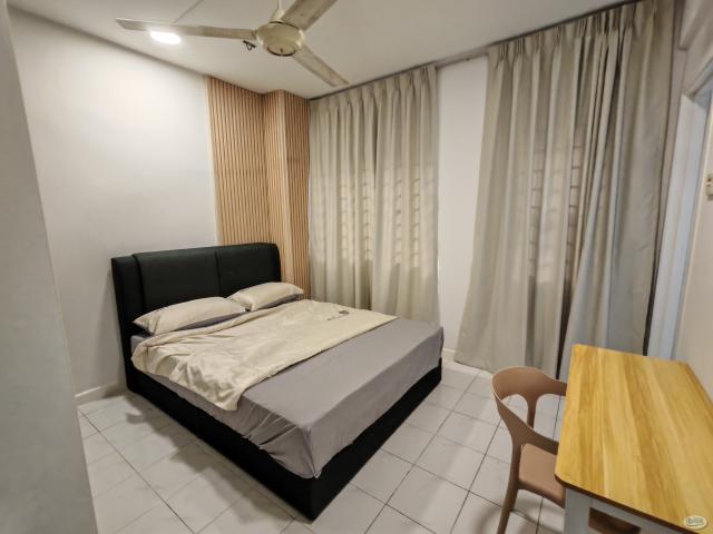 Master Bedroom D'aman Crimson at Ara Damansara Free WiFi Walking to LRT