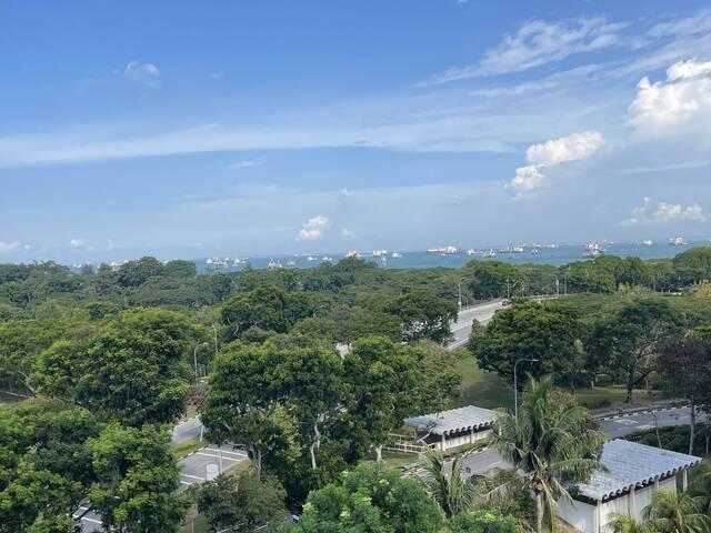 Master bedroom ensuite with sea view,Mrt/Bus/Beach