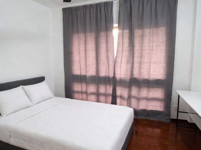 Master bedroom for rent male only